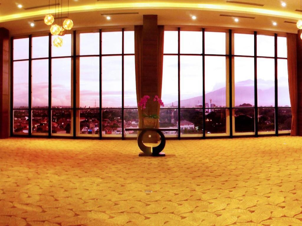 Arch Hotel Bogor Exteriör bild