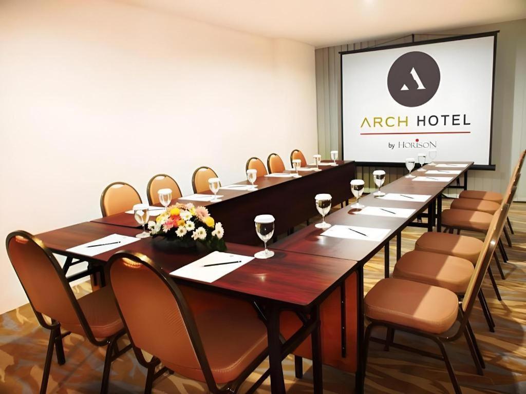 Arch Hotel Bogor Exteriör bild