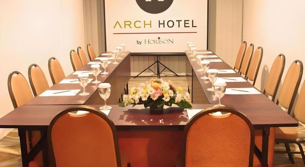 Arch Hotel Bogor Exteriör bild